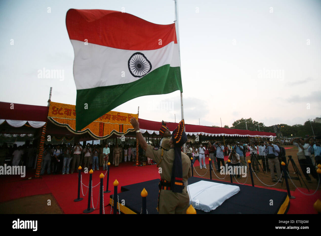Polizei Mann bringen Nationalflagge ab Sonnenuntergang auf 1 kann Maharashtra Zustand Gründungstag; Shivaji Park; Dadar; Mumbai Stockfoto