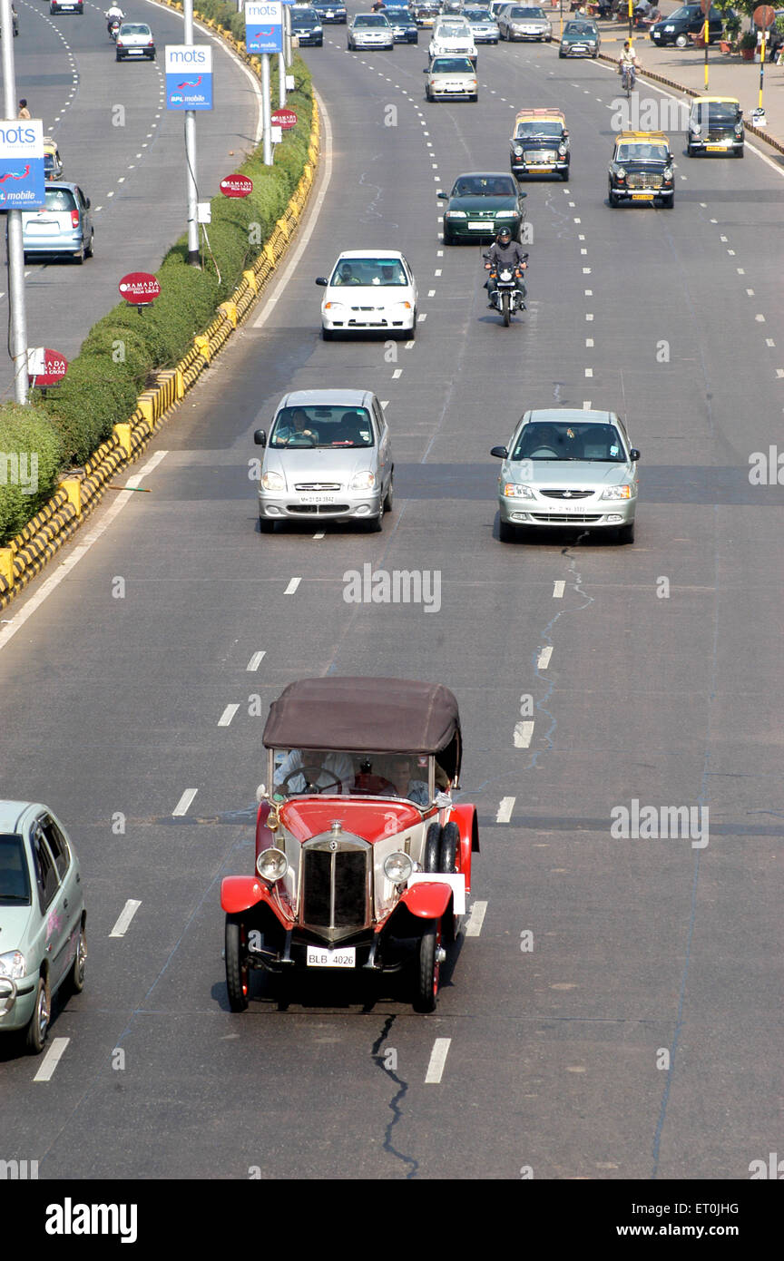 Ein Oldtimer bei der Oldtimer-Rallye im Kala Ghoda in Bombay Mumbai statt; Maharashtra; Indien Stockfoto