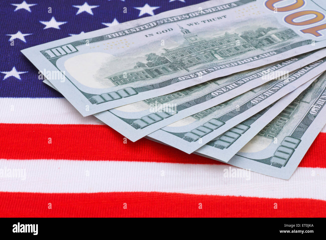 hundert-Dollar-Banknoten auf USA-Flagge Stockfoto hundert-Dollar-Banknoten auf USA-Flagge Stockfoto