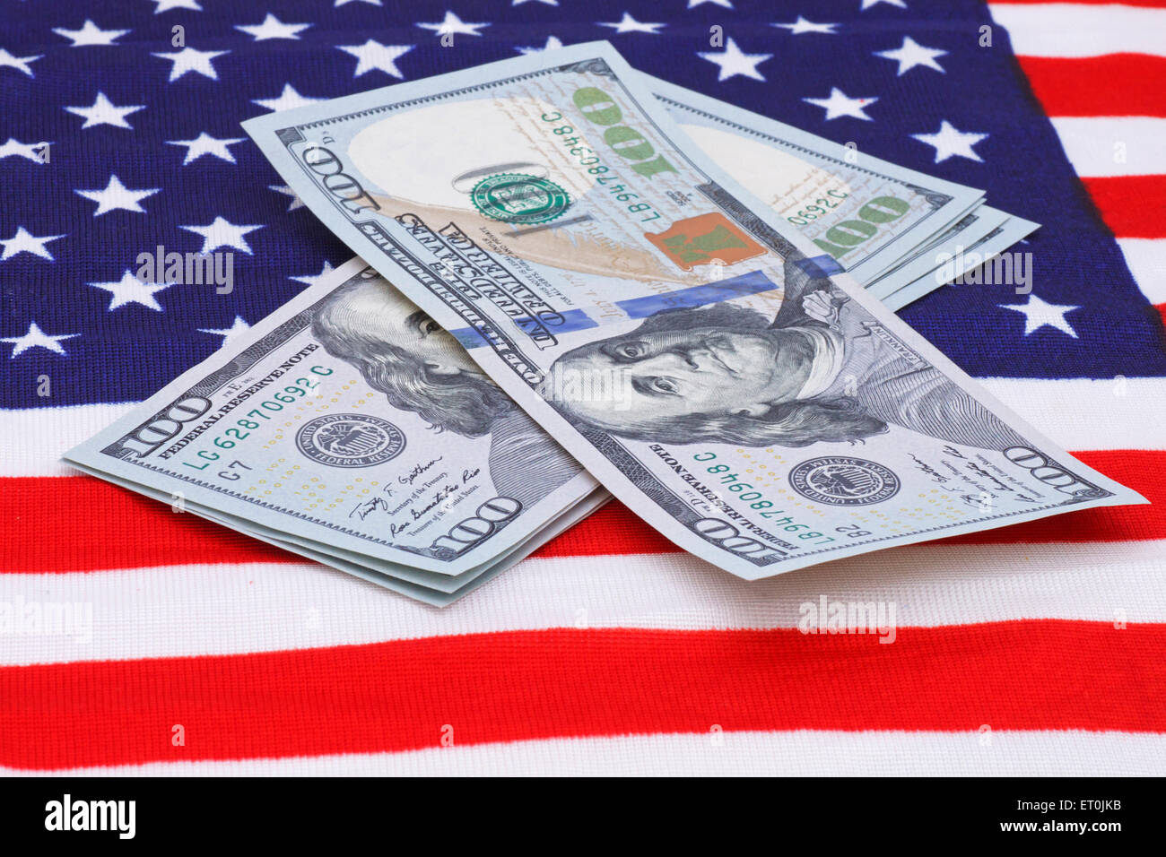 hundert-Dollar-Banknoten auf USA-Flagge Stockfoto hundert-Dollar-Banknoten auf USA-Flagge Stockfoto
