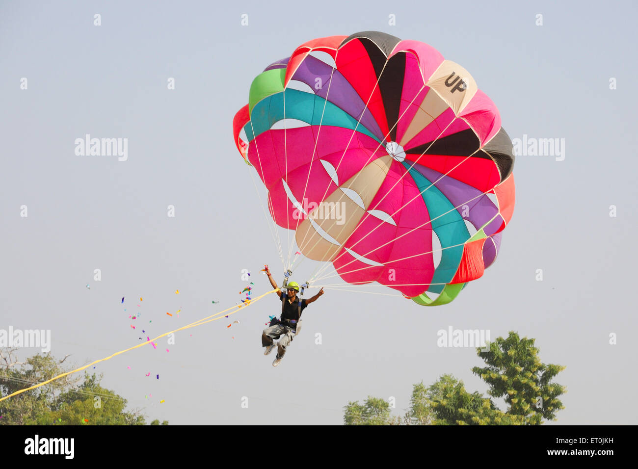 Gleitschirm Stunt im Himmel zu tun; Pushkar fair; Rajasthan; Indien Stockfoto