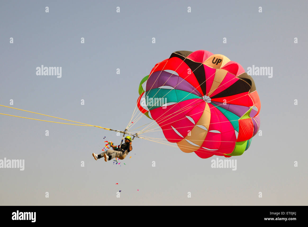 Gleitschirm Stunt im Himmel zu tun; Pushkar fair; Rajasthan; Indien Stockfoto