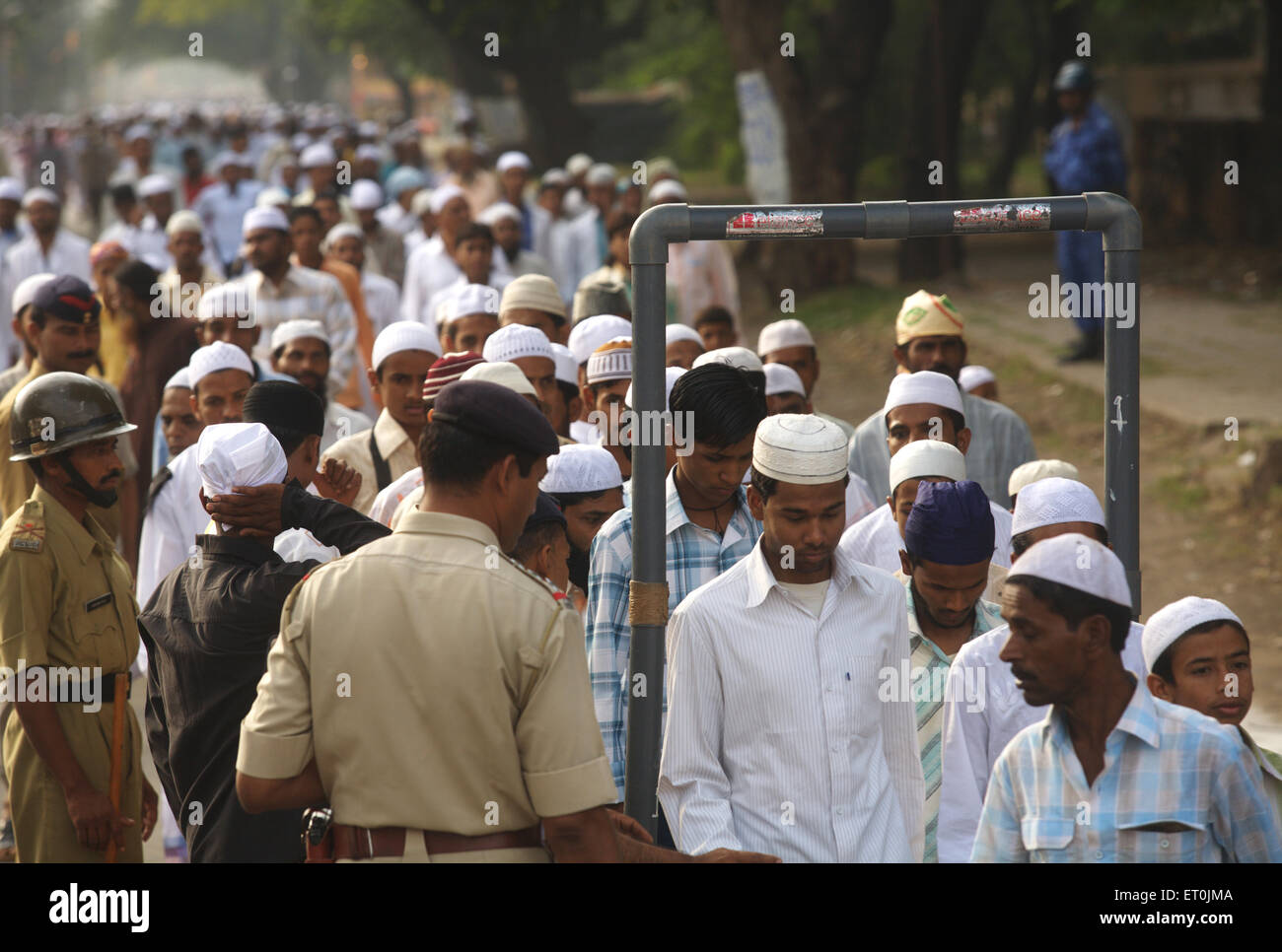 Männer für ihren Eid al Fitr oder Ramzan Id Namaaz angekommen Lashkar-e Eidgaah Boden Sicherheitsüberprüfung; Malegaon Stockfoto