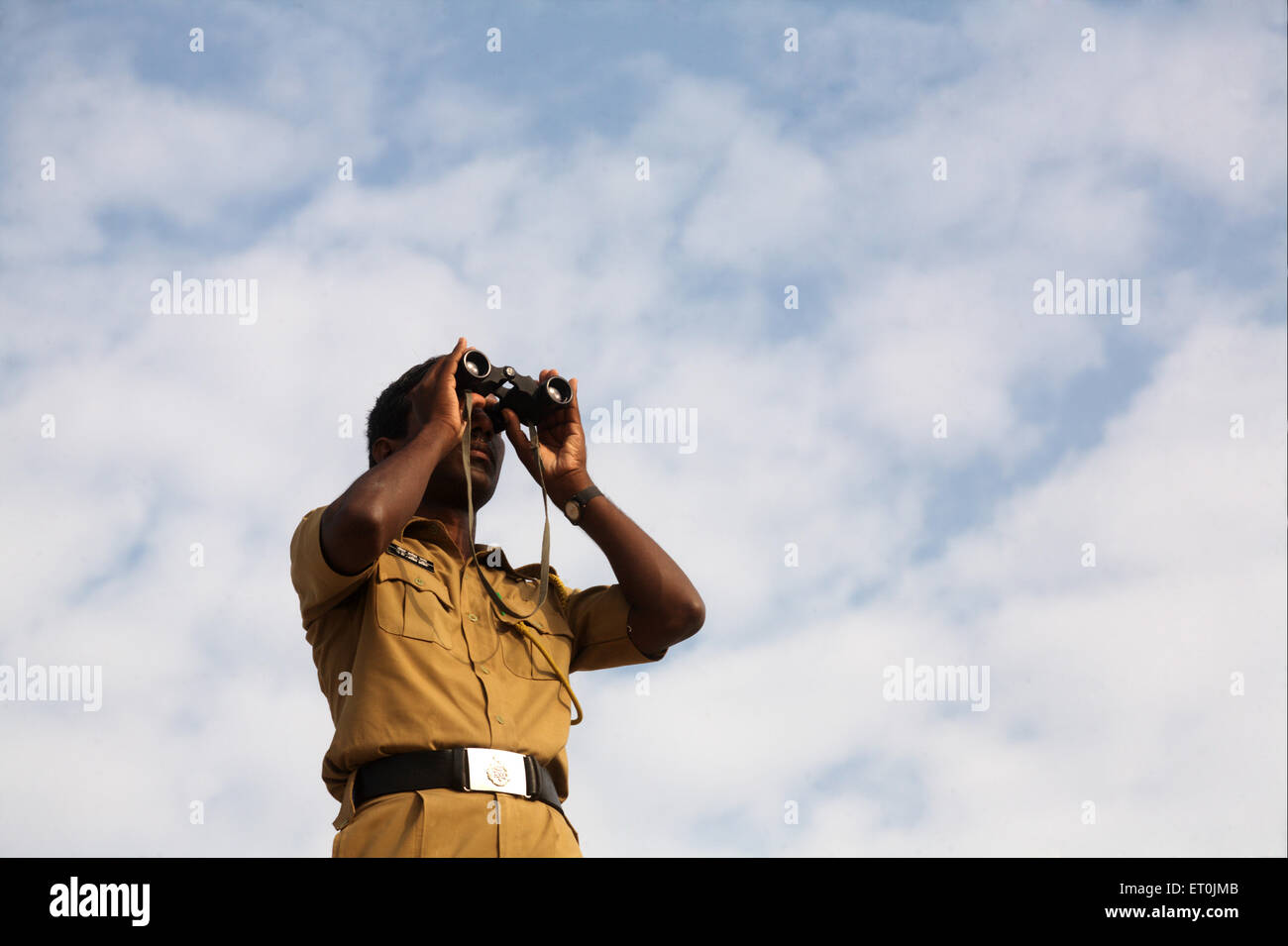 Ein Polizist, Beobachtung über die Eid al Fitr oder Ramzan Id Namaaz bei Lashkar-e Eidgaah Boden; Malegaon Stockfoto
