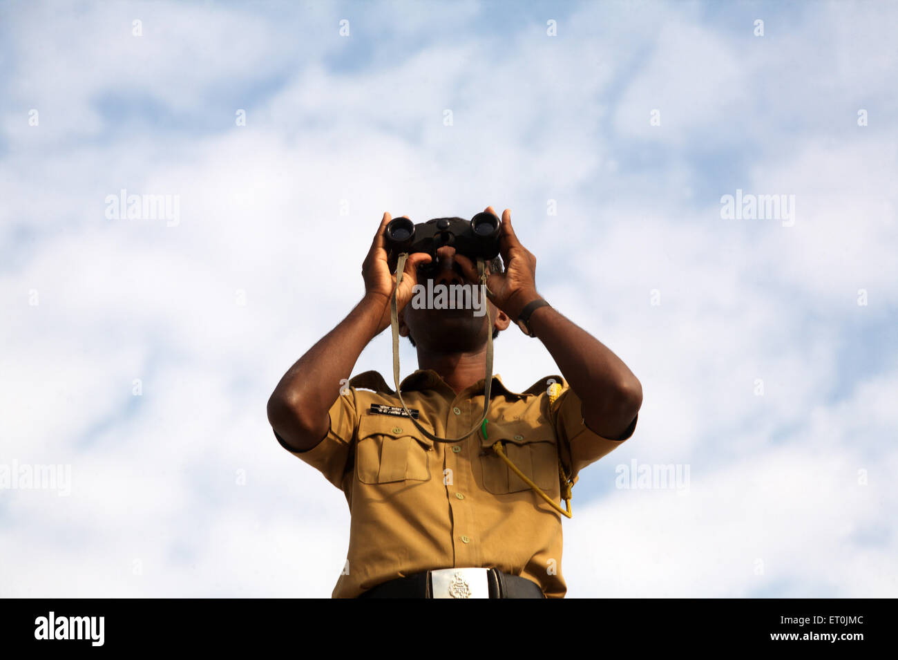 Ein Polizist, Beobachtung über die Eid al Fitr oder Ramzan Id Namaaz bei Lashkar-e Eidgaah Boden; Malegaon Stockfoto