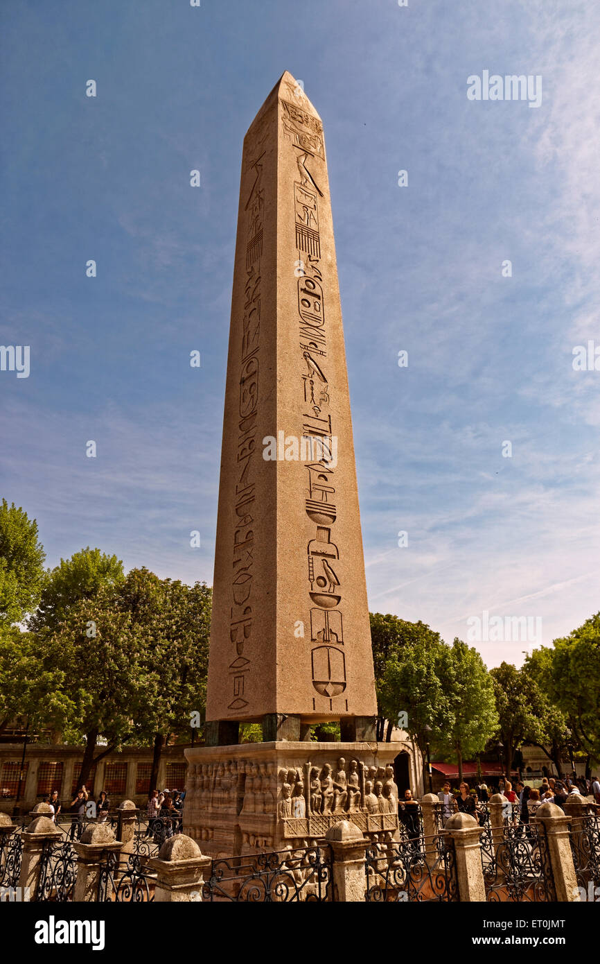 Der Obelisk Theodosius, der alten ägyptischen Obelisken des Pharaos Thutmose III im Hippodrom, Sultanahmet, Istanbul, Türkei Stockfoto