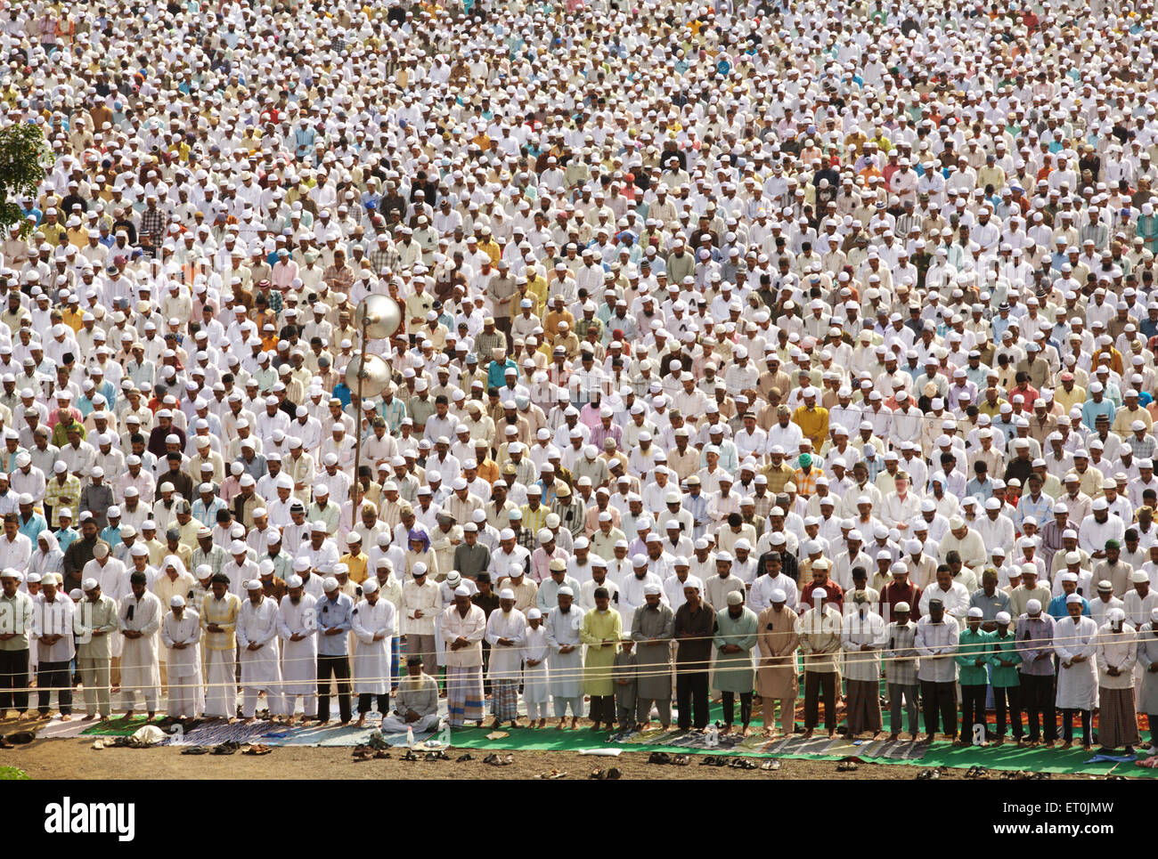 Publikum mit ihren Eid al Fitr oder Ramzan Id Namaaz bei Lashkar-e Eidgaah Boden; Malegaon; Maharashtra; Indien Stockfoto