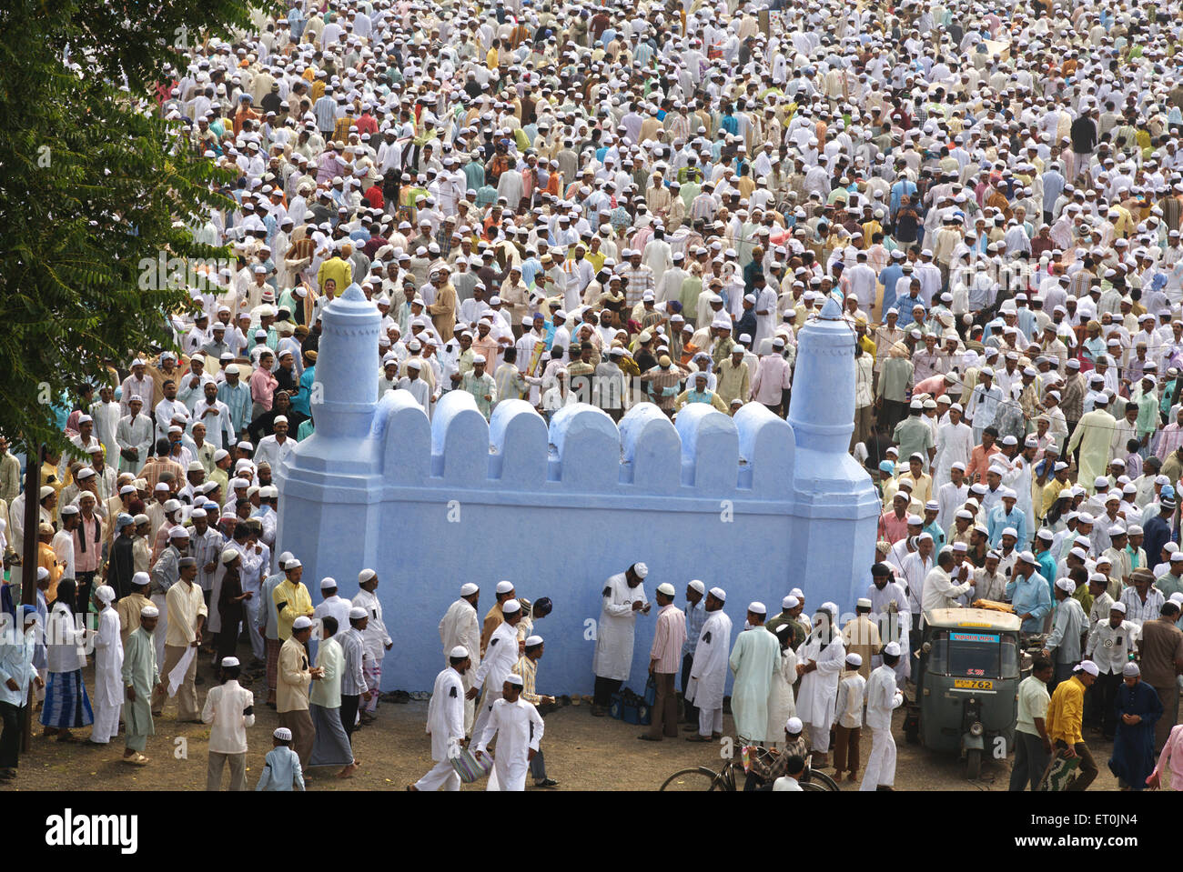 Menschenmenge für Eid al Fitr oder Ramzan Id Namaaz bei Lashkar-e Eidgaah Boden; Malegaon; Maharashtra; Indien Stockfoto