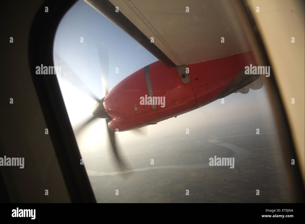 Flügel von Flugzeugen am Himmel kann durch das Fenster gesehen werden; Indien Stockfoto