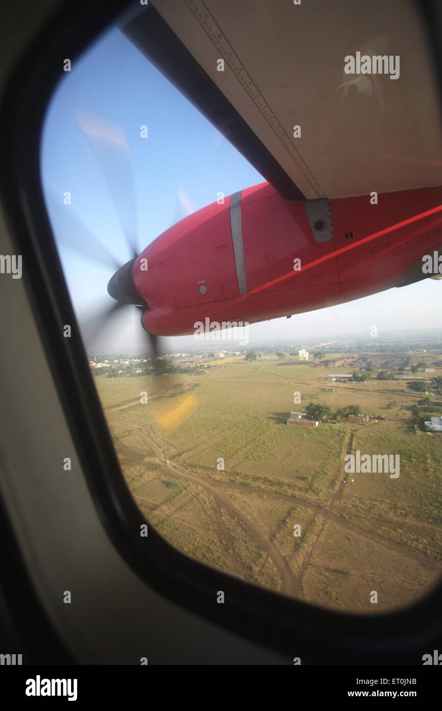 Flügel von Flugzeugen am Himmel kann durch das Fenster gesehen werden; Indien Stockfoto