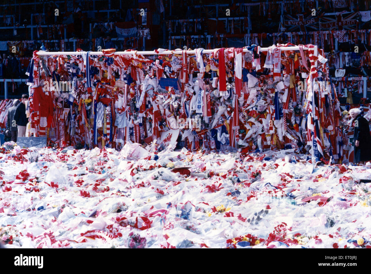 Der Torraum auf dem Spielfeld an der Anfield Road, bedeckt mit Liverpool und Everton Schals und Fahnen als Markierung des Respektes für die vielen Liverpool-Fans, die ihr Leben in Hillsborough nur wenige Tage vor. 18. April 1989. Stockfoto