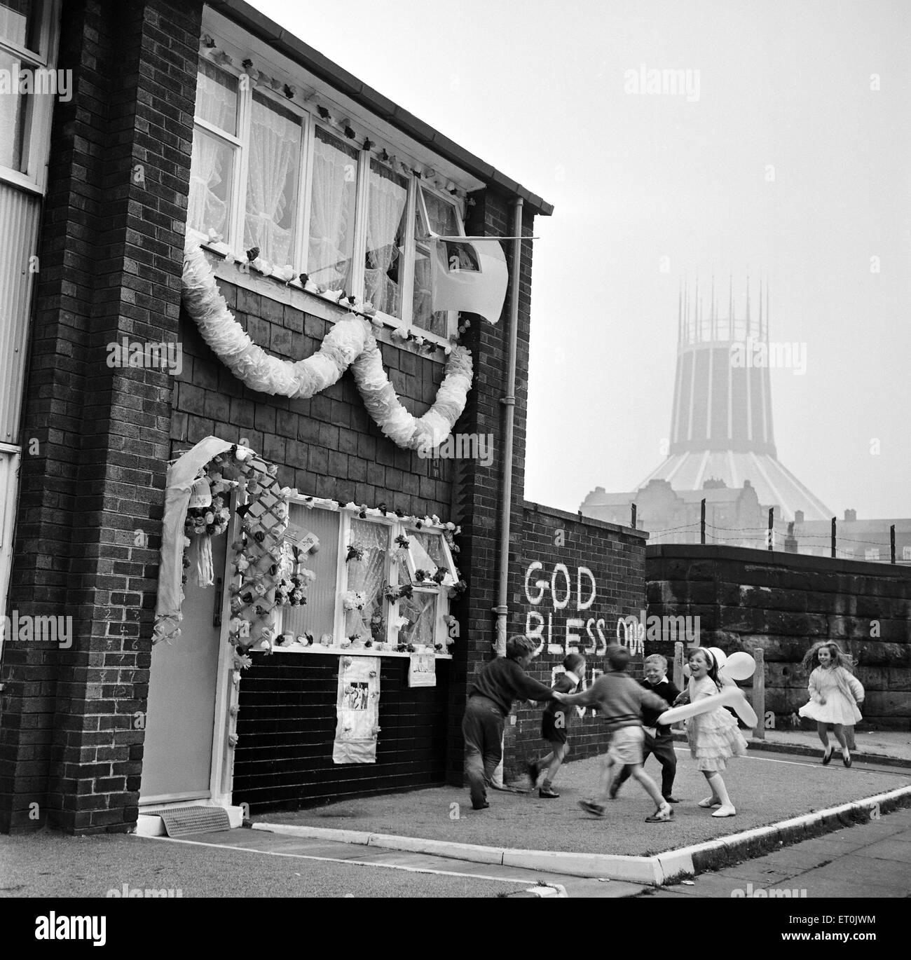 Feiern in Liverpool, Merseyside anlässlich die Eröffnung des neuen Liverpool Metropolitan Cathedral (auch bekannt als Metropolitan Cathedral of Christ the King). 16. Mai 1967. Stockfoto