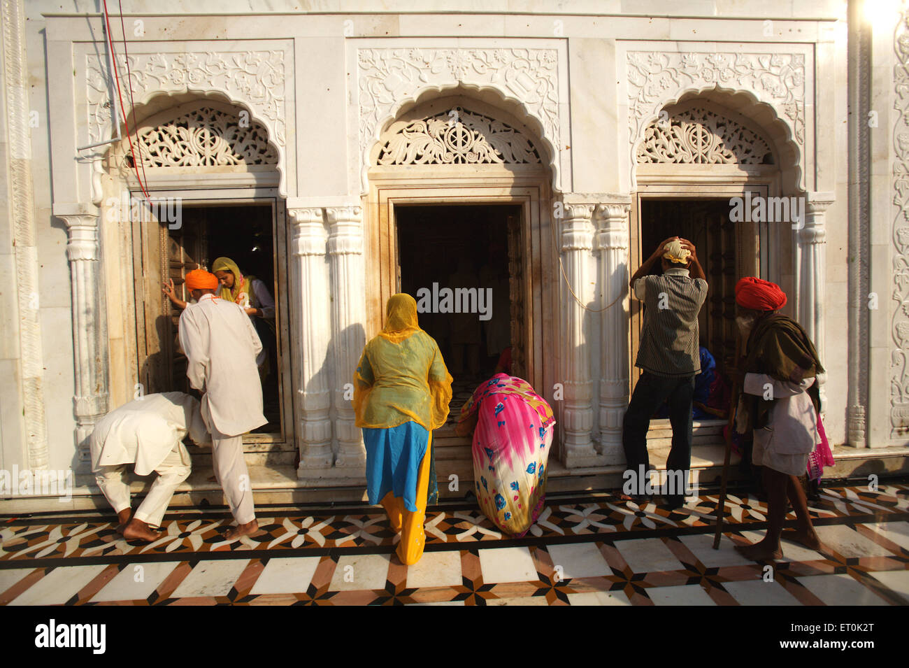 Feiern Einweihung der ewige Guru Granth Sahib Sikh; Gläubige beten Sachkhand Saheb Gurudwara in Nanded Stockfoto