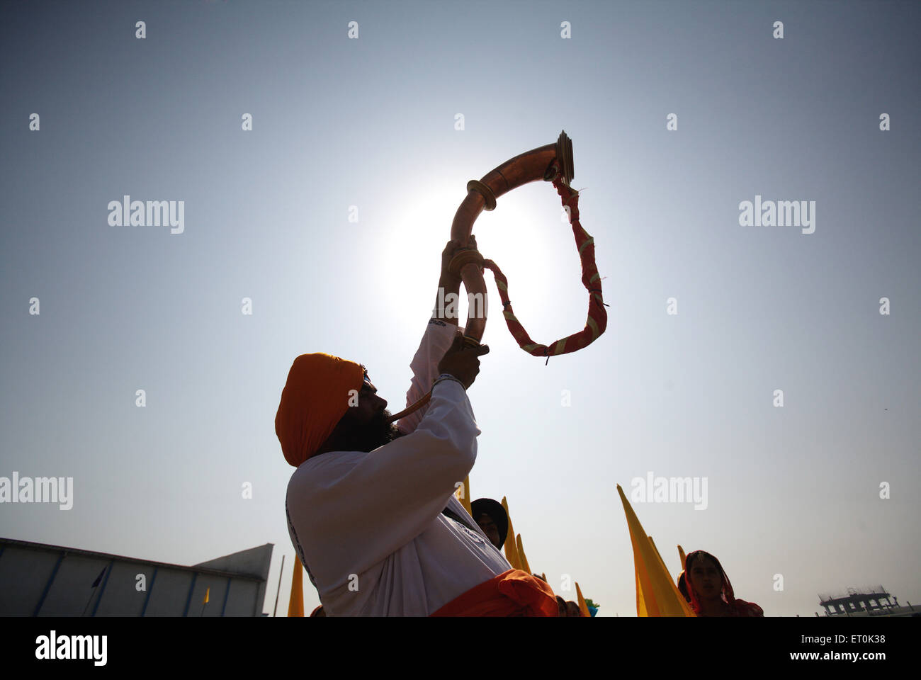 Sikh Anhänger weht Tutari Trompete Beginn der kulturellen Veranstaltungen; Feiern Weihe ewige Guru Granth Sahib; Nanded Stockfoto