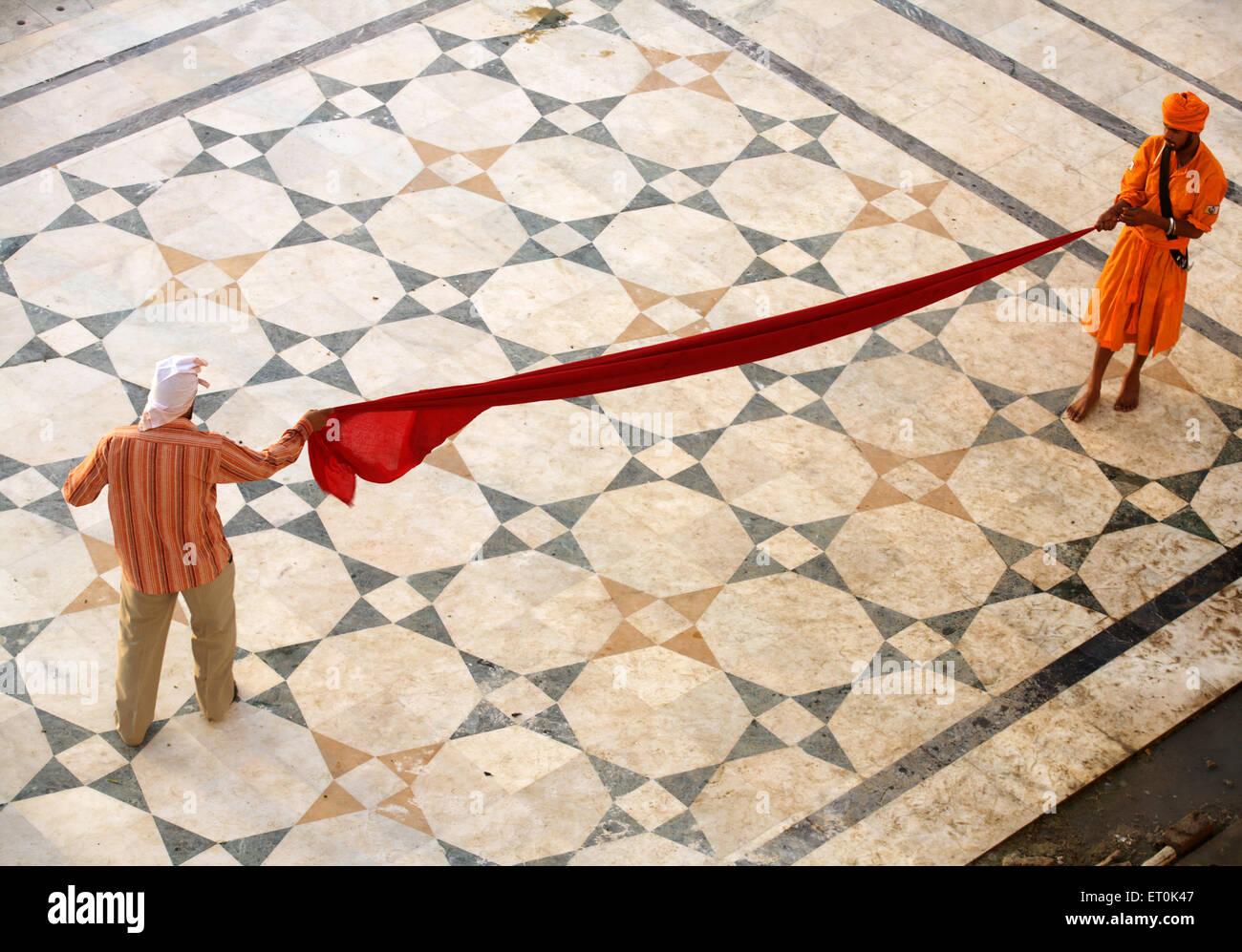 Nihang Wrap oder Kopfbedeckung auf dem Gelände der Sachkhand Saheb Gurudwara in Nanded einen Sikh Anhänger dazu; Maharashtra; Indien Stockfoto