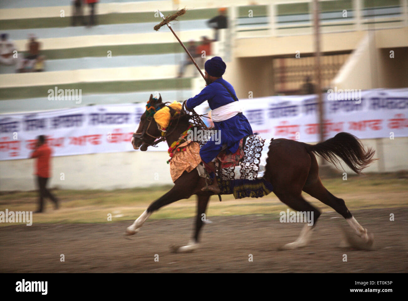 Nihangs Sikh Krieger Pferd zeigt Stunts Weihe der ewigen Sikh Guru Granth Sahib Khalsa Sportplatz; Nanded Stockfoto