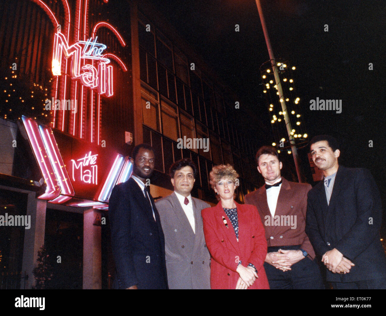 Mitarbeiter in der Mall Nachtclub in Stockton, darunter Jimmy Dean (2. von links). 20. Dezember 1992. Stockfoto