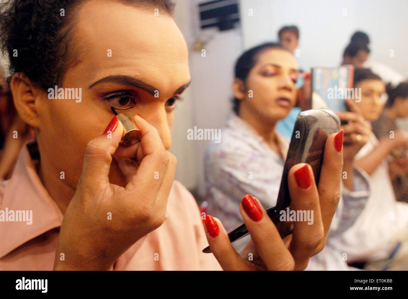 Männliche Künstler immer bereit für Show Bin Baicha Tamasha eyeliner auftragen; Indien nicht Herr Stockfoto