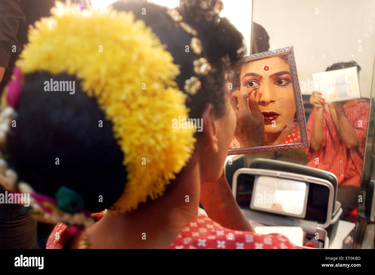 Männliche Künstler immer bereit für Show Bin Baicha Tamasha eyeliner auftragen; Indien nicht Herr Stockfoto