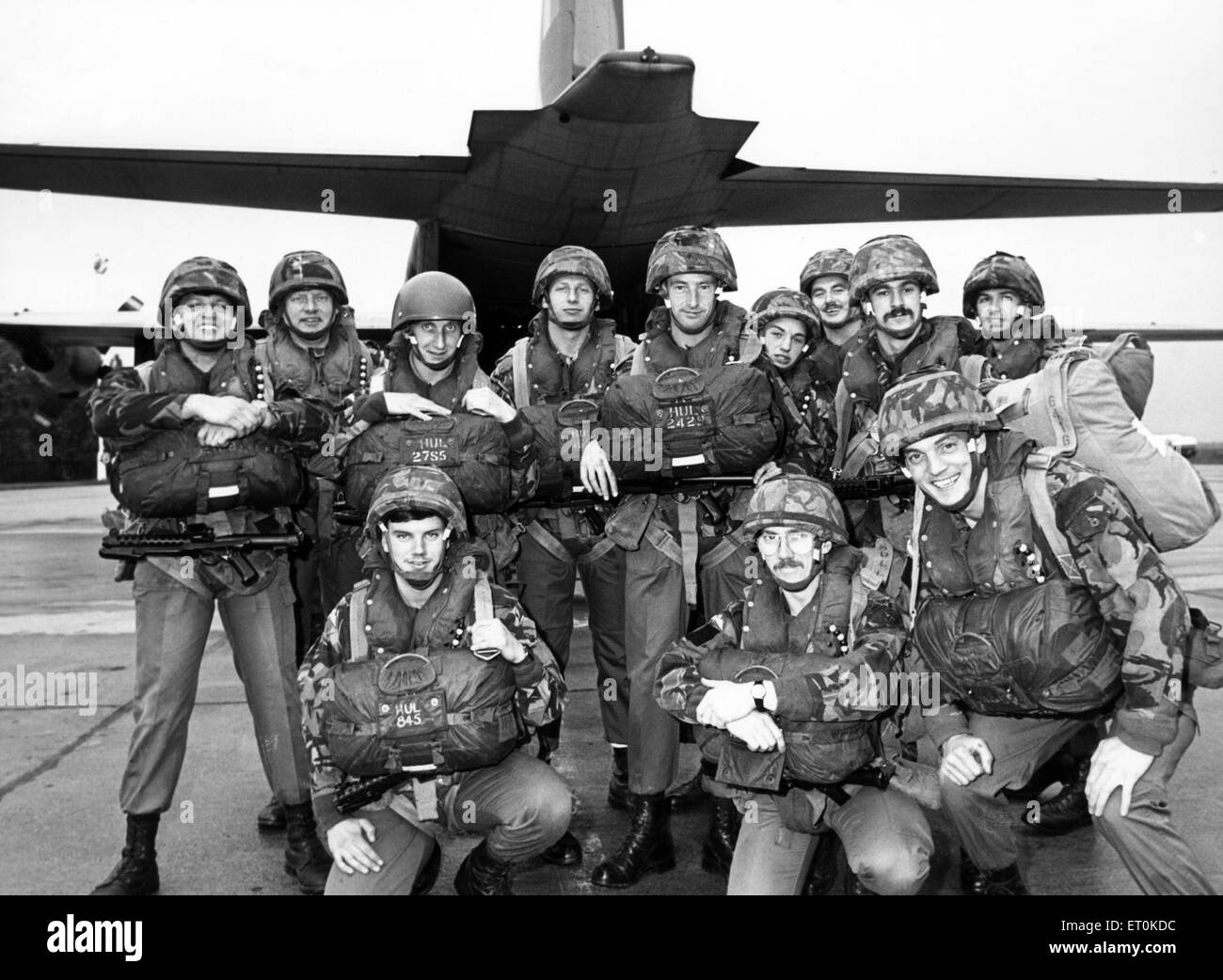 Es ist nicht alltäglich, dass Teesside Flughafen bekommt Besuch von ein RAF-Herkules, sondern eine letzte Nacht setzte diese lokalen Soldaten aufnehmen und ihre Freunde für eine Ausbildung Fallschirm fallen. Das riesige Flugzeug gesammelt 50 Mitglieder der D Gesellschaft, 4. Bataillon The Parachute Regiment, mit Sitz in TA-Center, Norton, für eine 800ft Tropfen auf Downholme Moor, in der Nähe von Richmond, als Teil eines lokalen Übung. 17. Juni 1987. Stockfoto