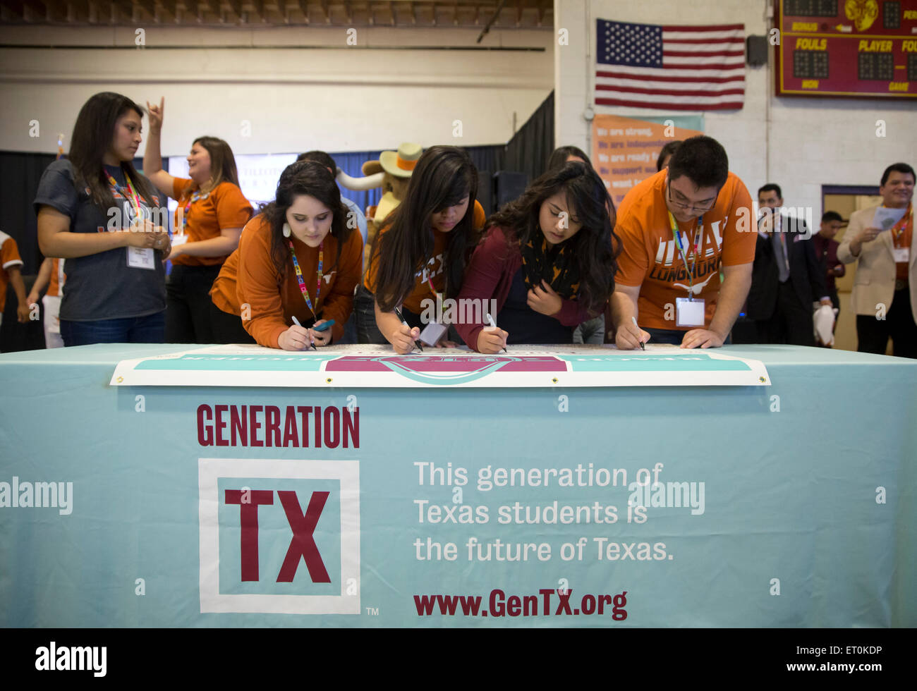 Abiturienten aus rund um Austin Zeichen Versprechen College besuchen tagsüber konstituierenden CTX Unterzeichnung Stockfoto