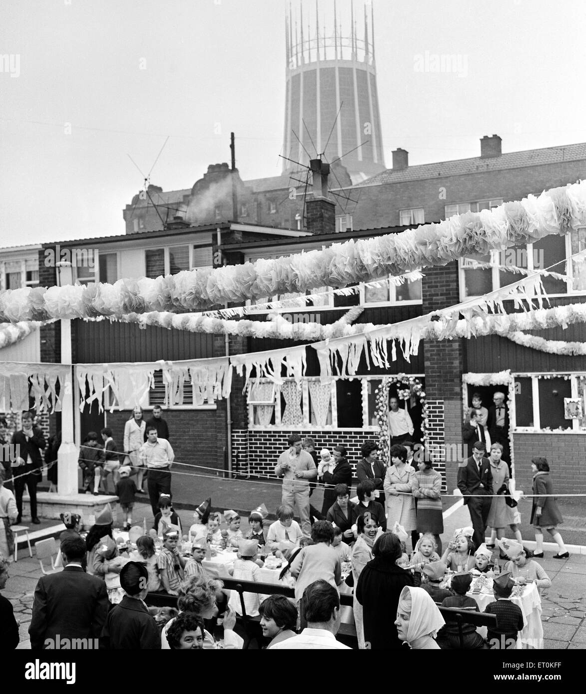 Feiern in Liverpool, Merseyside anlässlich die Eröffnung des neuen Liverpool Metropolitan Cathedral (auch bekannt als Metropolitan Cathedral of Christ the King). 16. Mai 1967. Stockfoto