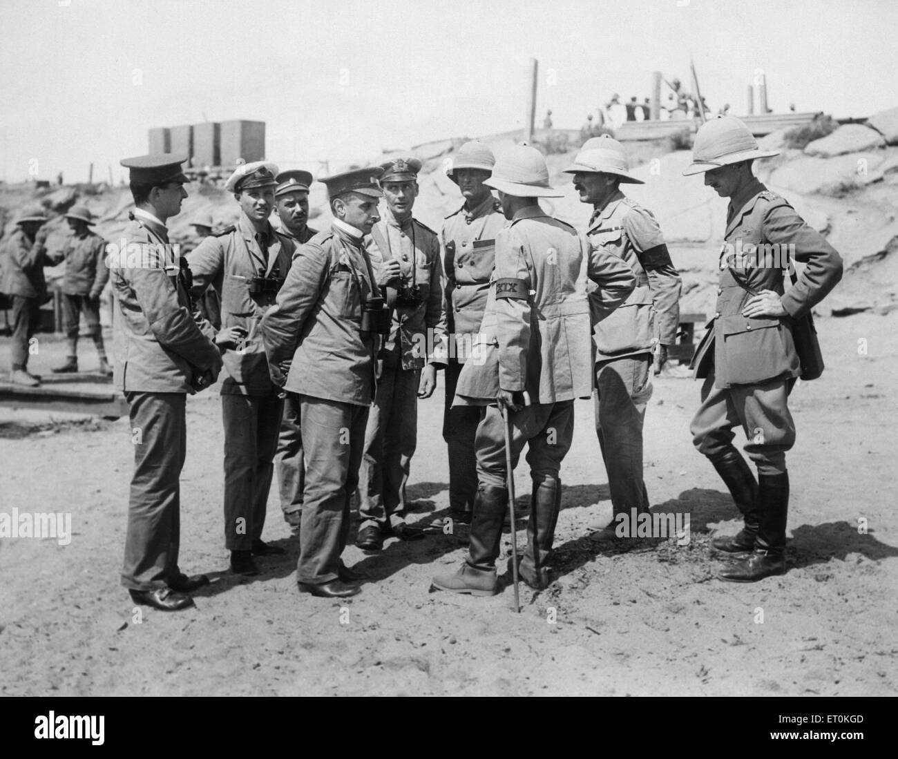 Die M. L. O. bei Suvla, Treffen der Kommission von vier russischen Offizieren, die Halbinsel am Ende des August 1915 besuchte. Die russischen Offiziere trugen die Uniformen der britischen Soldaten, mit russischen Abzeichen auf ihre Kappe. Stockfoto