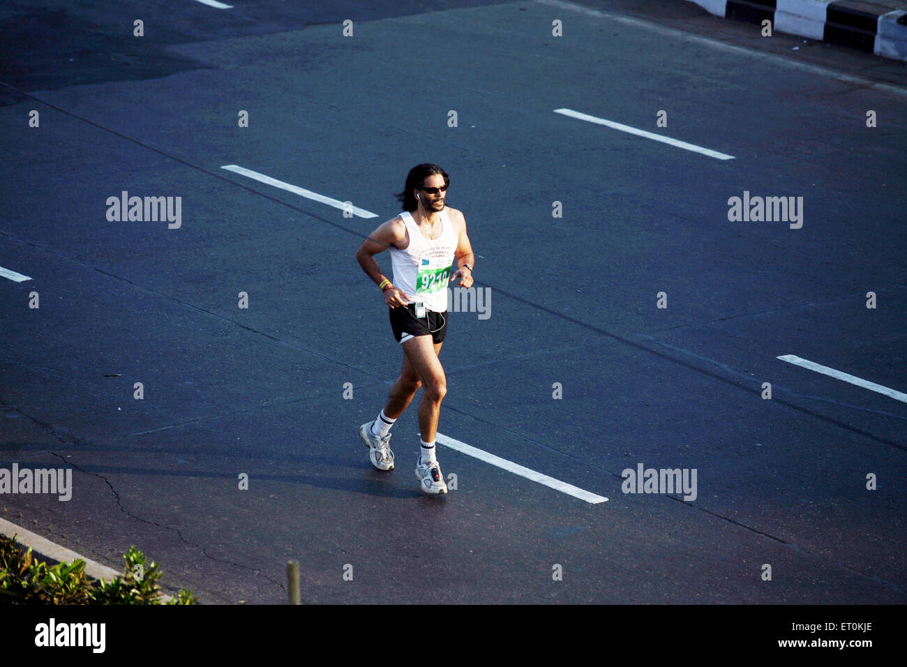 Milind Soman läuft in Mumbai Marathon in Bombay , Mumbai , Maharashtra , Indien , Asien Stockfoto