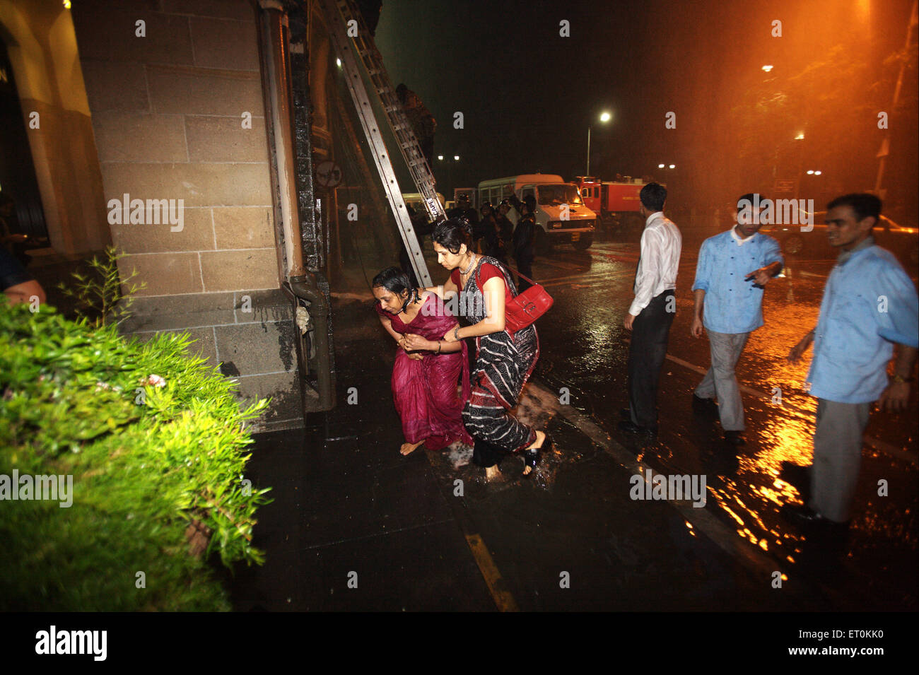 Gäste und Taj Personal während Terroranschlag Deccan Mudschaheddin von Taj Mahal Hotel evakuiert; Bombay-Mumbai Stockfoto
