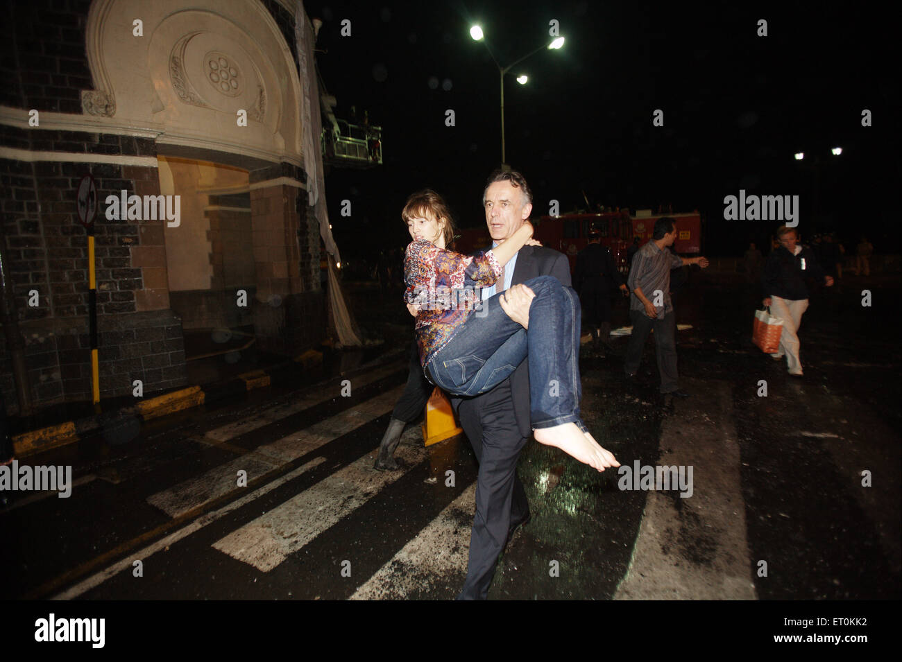 Ausländische Gäste beim Terroranschlag von Deccan Mudschaheddin von Taj Mahal Hotel evakuiert; Bombay-Mumbai Stockfoto