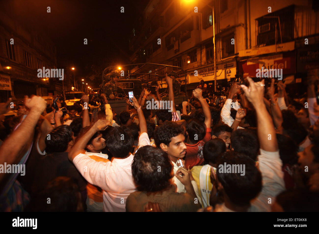 Bewohner um jüdische Zentrum jubeln nach dem Spülvorgang aus Terroristen; Nariman House; Colaba; Bombay-Mumbai Stockfoto