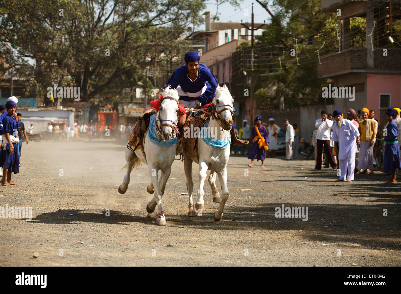 Nihang oder Sikh Krieger Stunts ausführen; Weihe der ewigen Sikh Guru Granth Khalsa Sport eingeschliffen Nanded Stockfoto