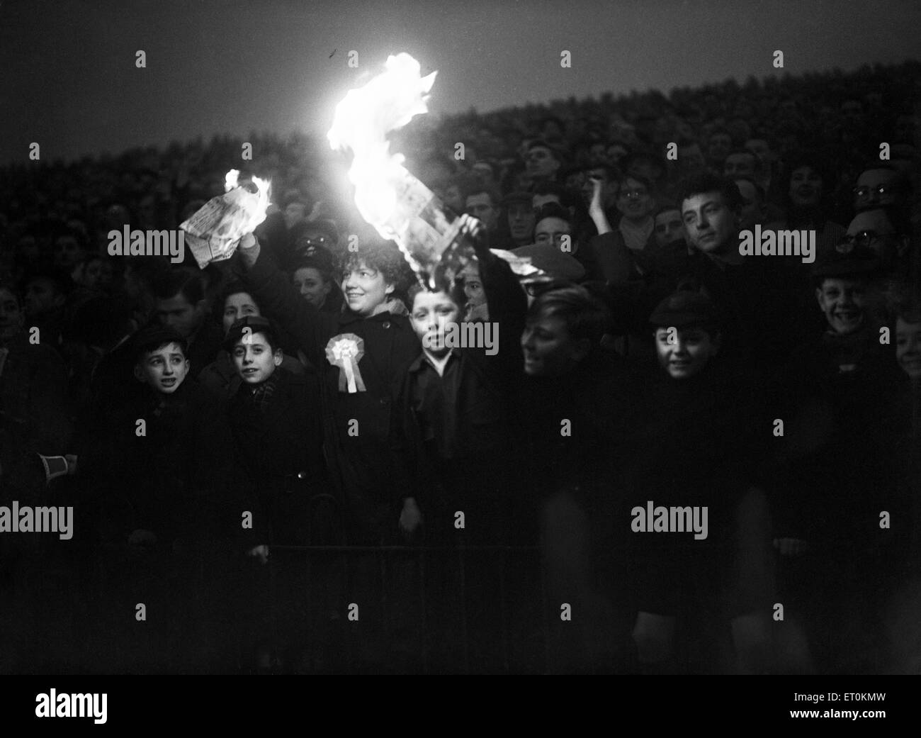 FA Cup dritten Vorrundenspiel in The Valley. Charlton Athletic 7 V Burton Albion 0.  Junge Fans heben Sie den Pre-Fluter Trübsinn.  7. Januar 1956. Stockfoto