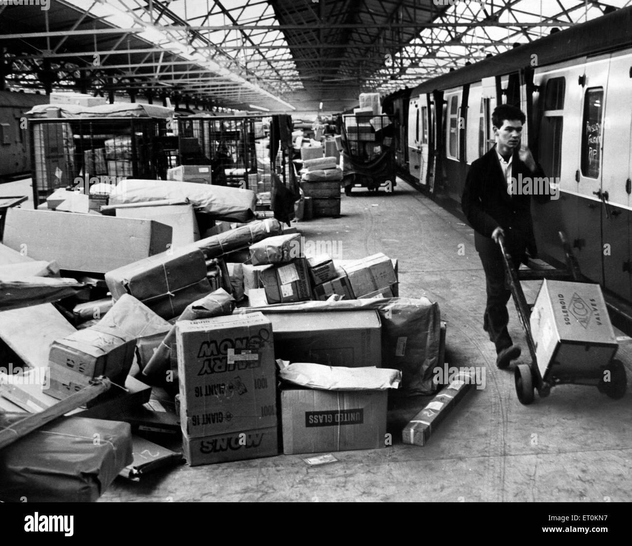 Parzellen häufen sich im Curzon Street waren Depot in Birmingham letzte Nacht als die Bummelstreik und Streik Aktion von Zug Wachen begann in Kraft treten. Ca. 1960er Jahre. Stockfoto