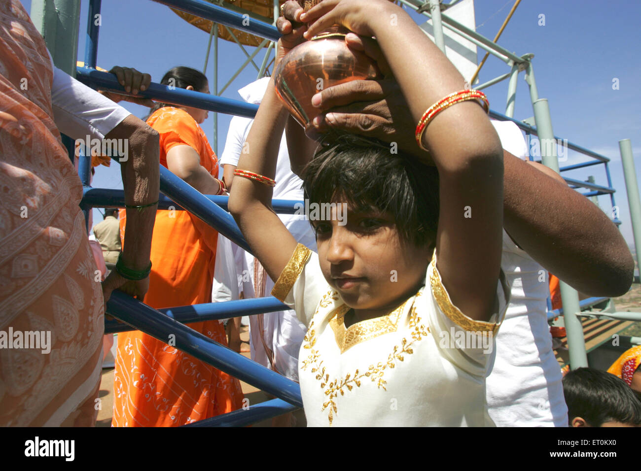 Junge Mädchen tragen Kokosnuss Kupfer Kochgeschirr Mahamasthakabhisheka; wichtigsten Jain Festivals Shravanabelagola; Hassan Karnataka Stockfoto