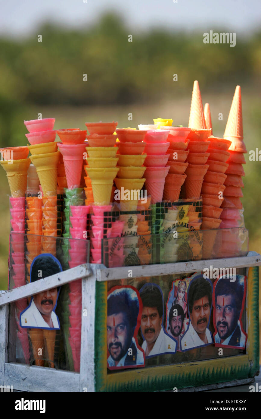 Eiscreme-Kegel in verschiedenen Farben bei Shravanabelagola; Hassan Bezirk; Bundesstaat Karnataka; Indien Stockfoto