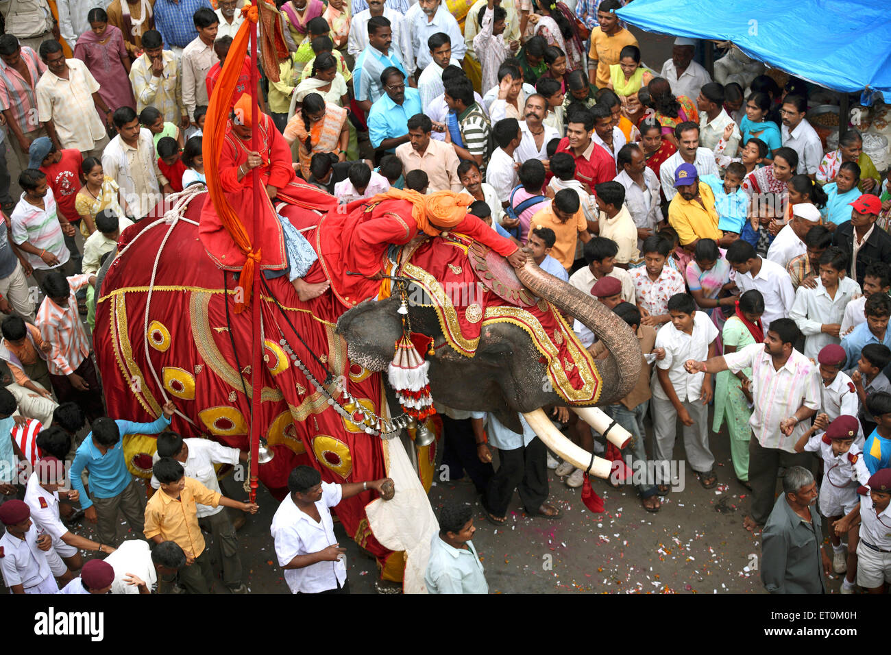Königlichen Elefanten von Shrimant Raja Saheb Vijaysingh Rao Patwardhan mit Rüstkammer auf Straßen während eintauchen Feier Stockfoto