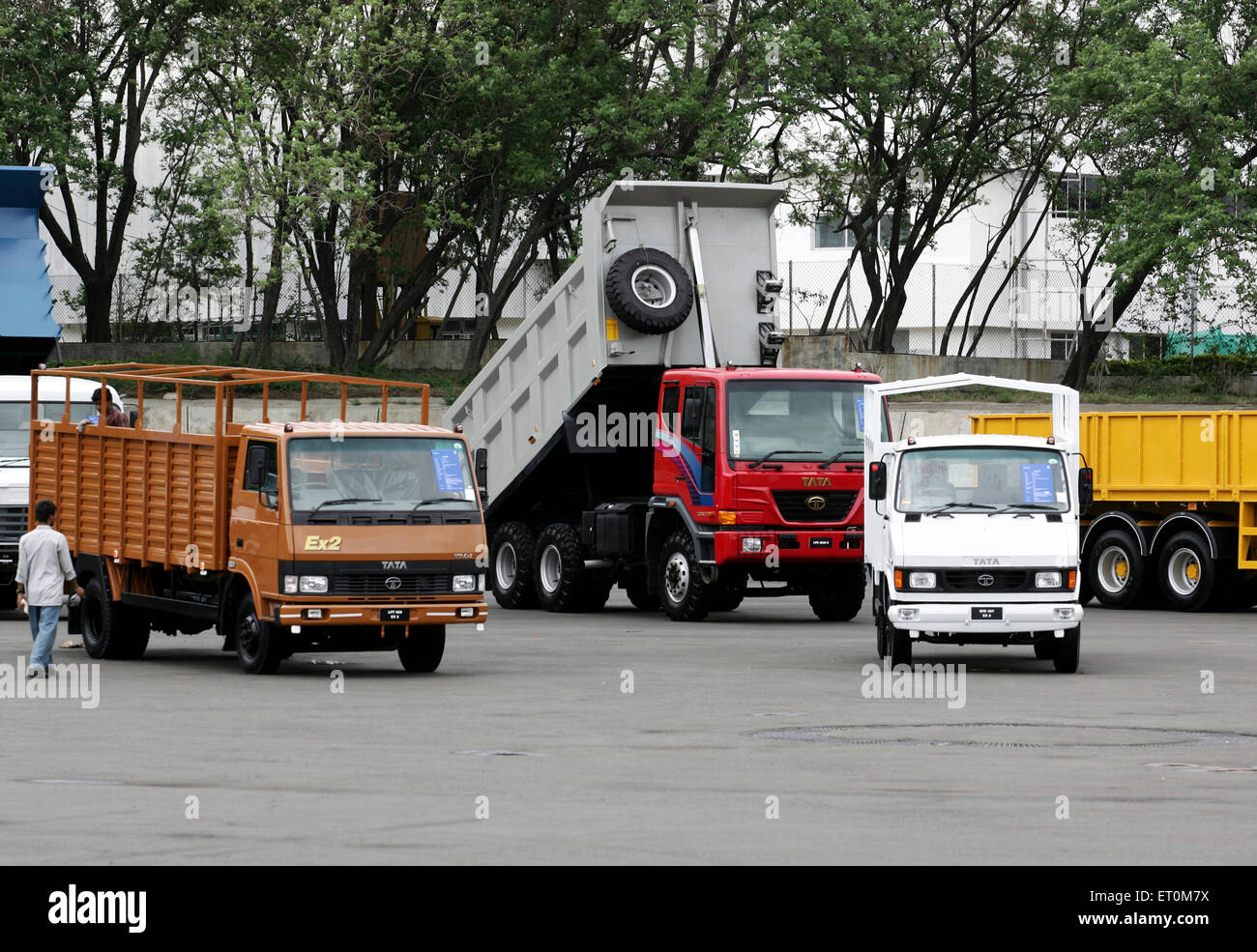 Verschiedene kommerzielle Produkte wie Matadore; LKW geparkt an Tata Motors Werk; Pimpri in der Nähe von Pune; Maharashtra; Indien Stockfoto