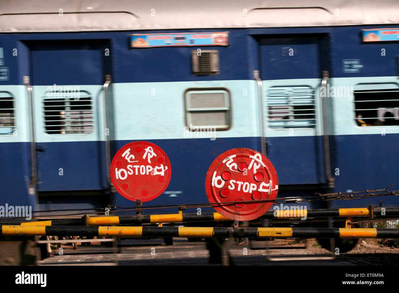 Zug passiert Bahnebene überquert Stoppschild, Bhopal, Madhya Pradesh, Indien Stockfoto