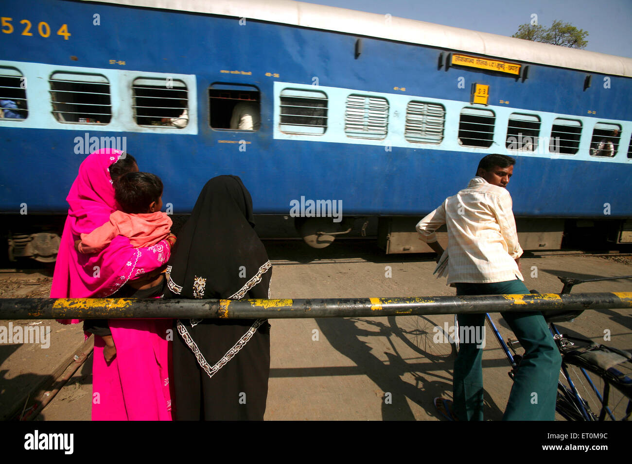 Menschen am Bahnhof überqueren, während indische Eisenbahn Zug vorbei an Bahnübergang in Bhopal express; Madhya Pradesh; Indien Stockfoto