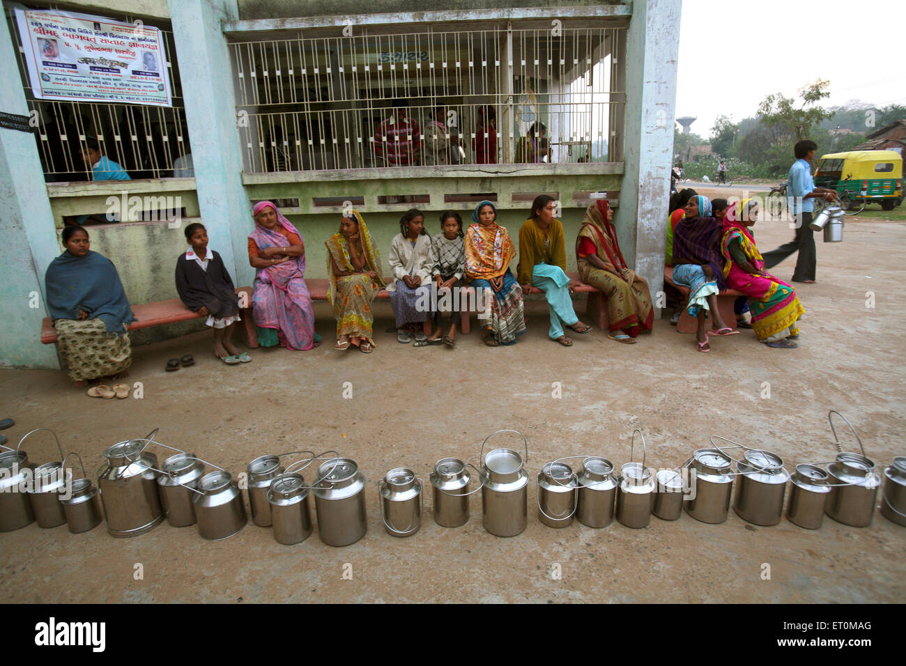 Schlange von Milchkannen, Milch in Sammelstelle Gujarat Co operative Milch Marketing Federation Gujarat zu hinterlegen Stockfoto