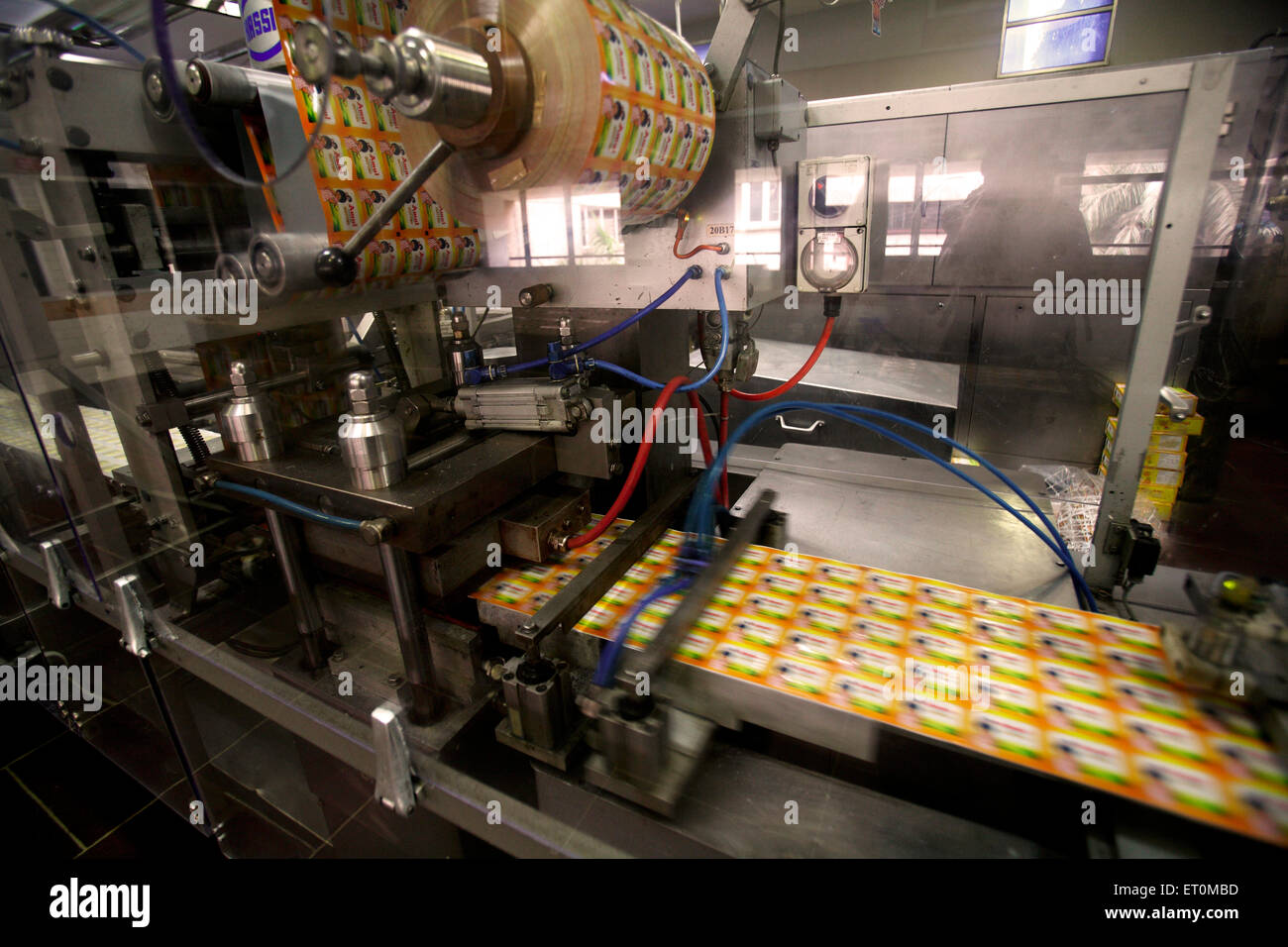 Aufkleberdruckmaschine, Amul Factory, Anand, Gujarat, Indien Stockfoto