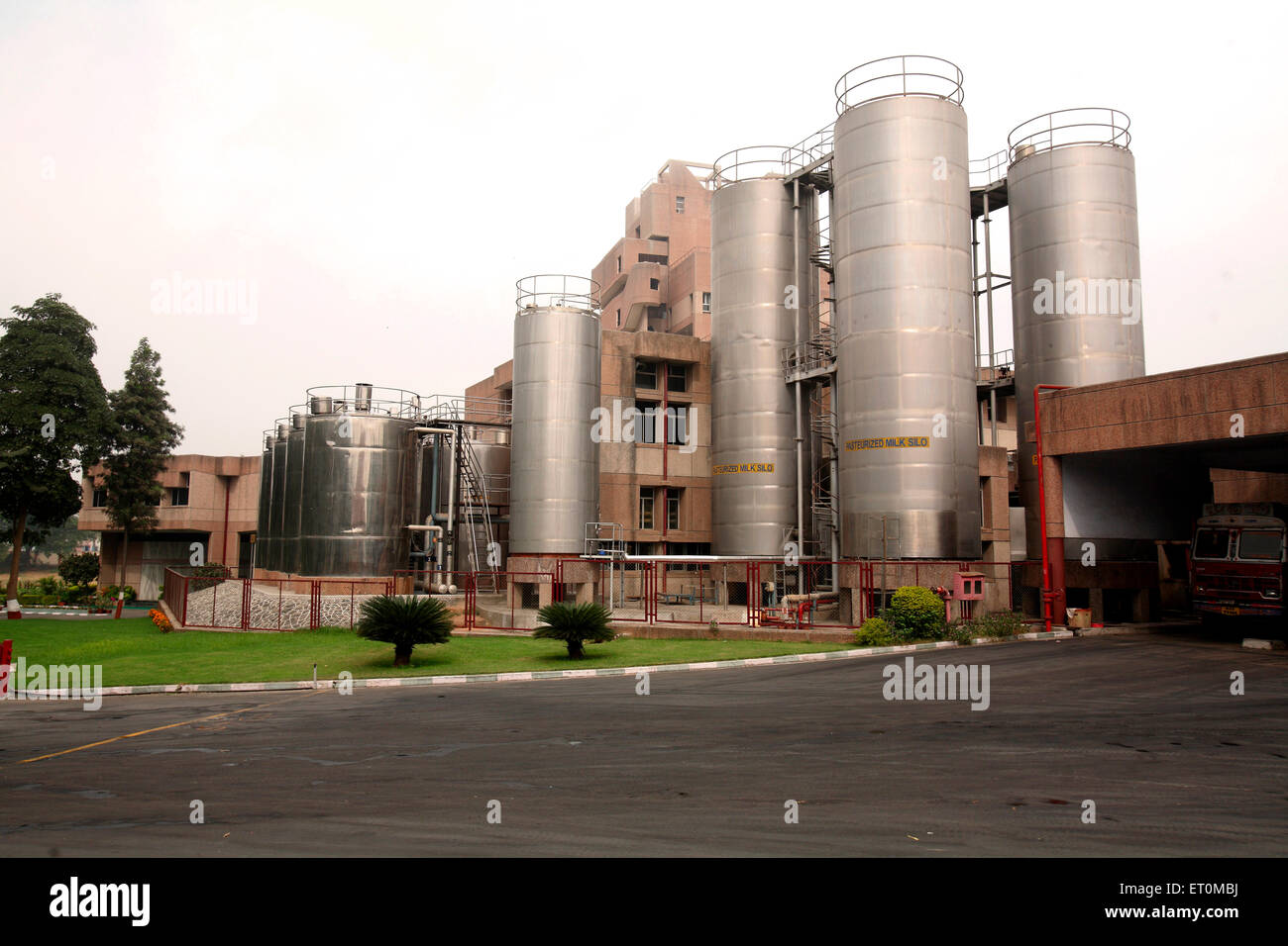 Große Tanks und Außenansicht der Amul-Fabrik in Anand, Gujarat, Indien, Asien Stockfoto