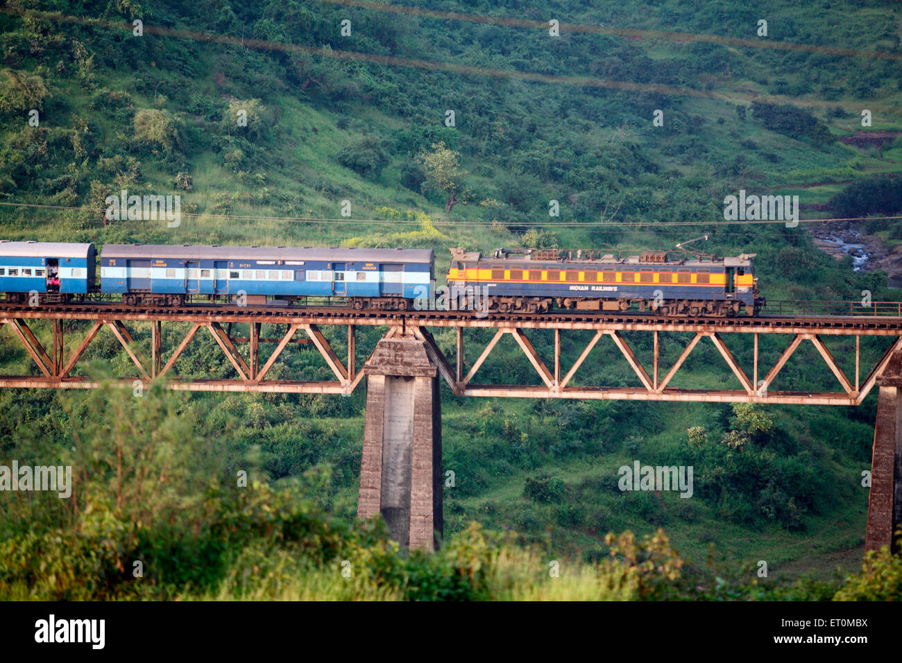 Indian Railways Zug vorbei erhöhte Brücke in Igatpuri nahe Nasik im Maharashtra; Indien Stockfoto