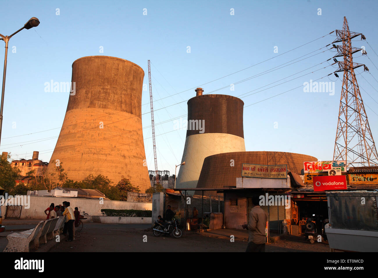 Schornsteine der örtlichen Stromversorger Generation an Sabarmati bei Ahmedabad; Gujarat; Indien Stockfoto