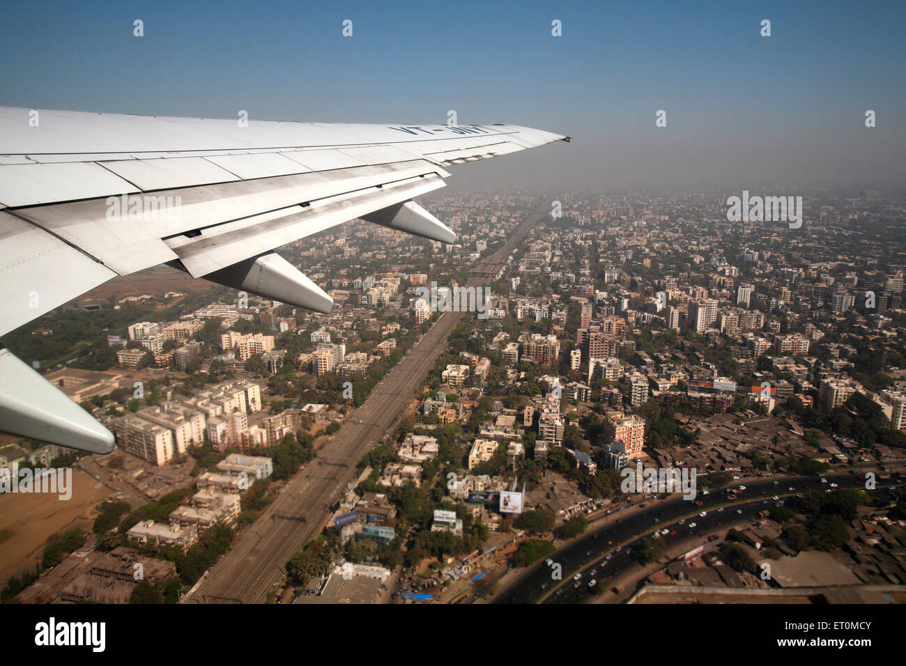 Flügel Flugzeuge fliegen über die Stadt Bombay Mumbai; Maharashtra; Indien Stockfoto