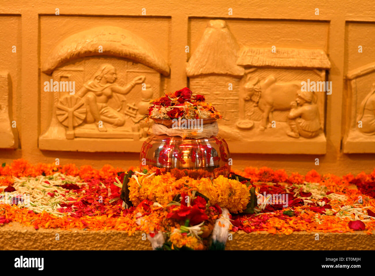 Urne mit Asche des Vaters der Nation; Mahatma Gandhi hielt inmitten von Blumen für die Öffentlichkeit am Mani Bhavan Stockfoto