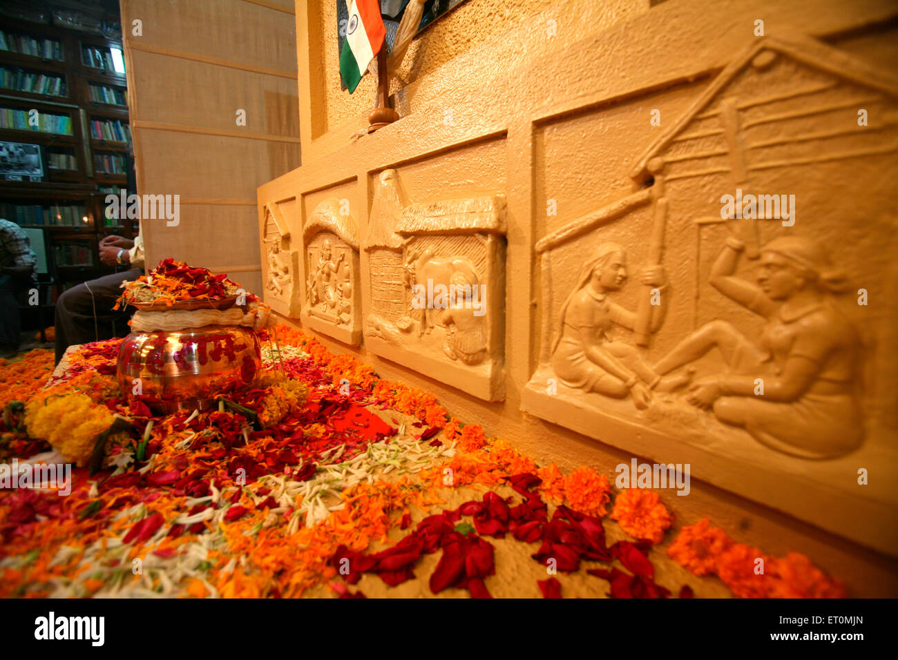 Urne mit Asche des Vaters der Nation; Mahatma Gandhi hielt inmitten von Blumen für die Öffentlichkeit am Mani Bhavan Stockfoto