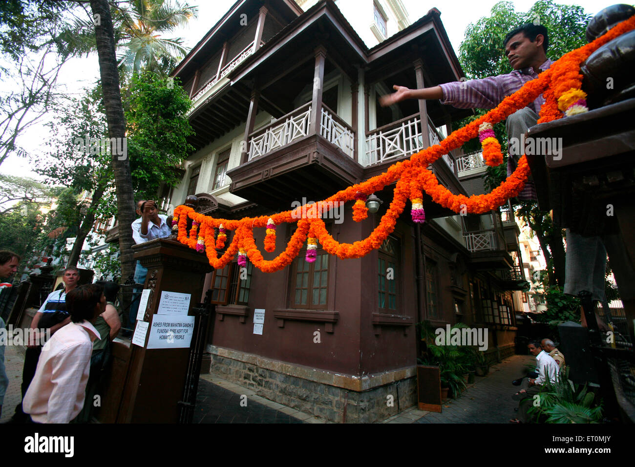 Arbeitnehmer bei der Mani Bhavan; Ort, wo Gandhi während seines Besuchs in Bombay lebte, jetzt Mumbai; Maharashtra; Indien Stockfoto