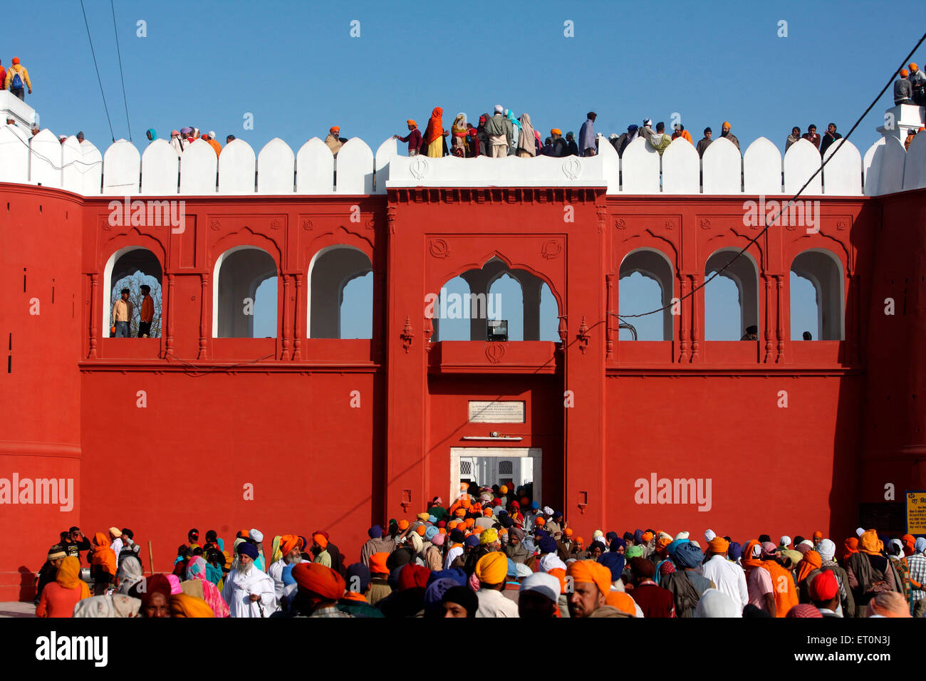 Anhänger am Eingang des Anandgarh Forts während der Feier der Hola Mohalla an Anandpur Sahib Rupnagar Stockfoto